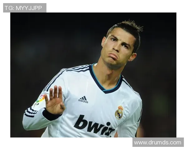 足球明星受伤瞬间高清图片展现运动的残酷与荣耀